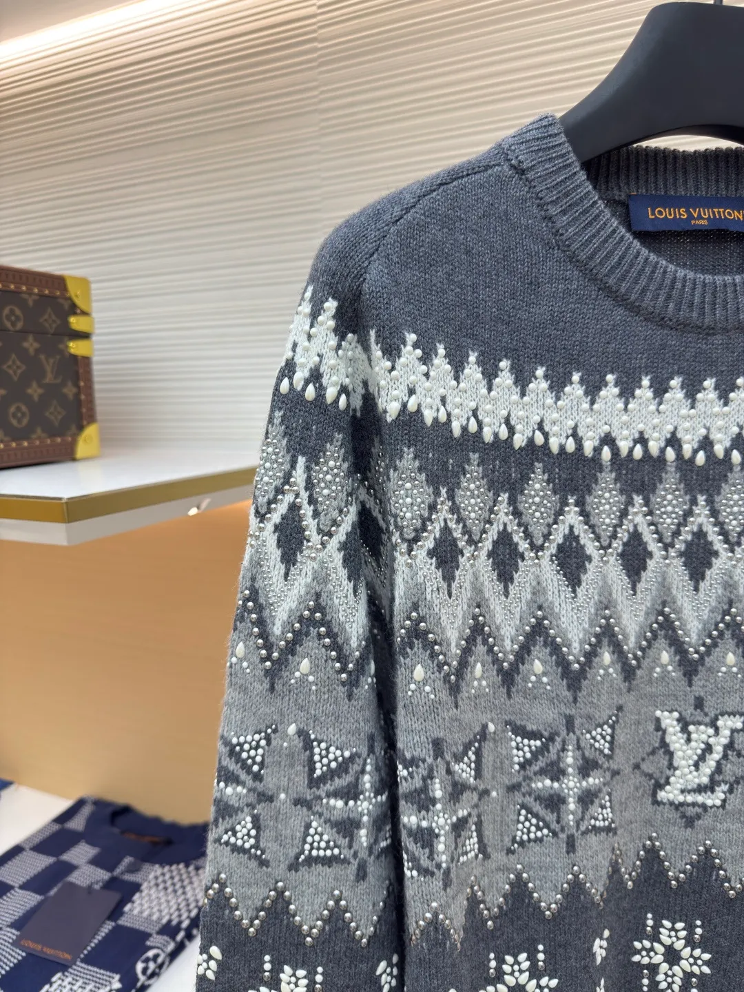 LOUIS VUITTON diamond-filled snowflake sweater ●Authentic product: 27500 purchased and developed ●Item number: 1680456-D60 ●Fabric: wool fabric ●Technology: knitted production ●Version: fitted version ●Weight: about 775 grams ●Size: The overall particles of the imported beads are uniform in color and full of brightness. The number and size of the beads are at the limit, and they are particularly easy to position. The beads are placed manually, from large to small, and the cannon beads are manually placed each time. A piece of clothing needs to be manually placed in dozens of positions, which is super time-consuming. The labor cost alone is equivalent to the cost of an ordinary sweater. The process is extremely complex and cumbersome. The high-temperature operation of a pneumatic heat press machine positions the beads in an array and combination. The overall wiring is straight and delicate, the fabric is comfortable and soft, and the color is consistent without color difference. It can be matched with the same style to create a fashionable look and control various occasions. Customized accessories, complete with three standards, same style for men and women!